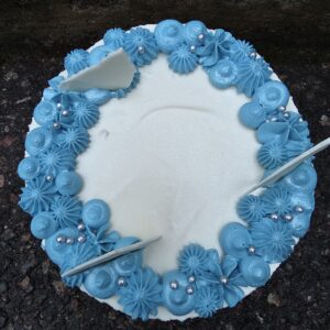 Valkosuklaa-mustikkakakku g 8 hlö