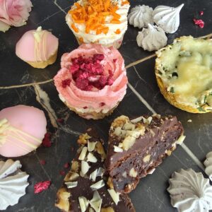 Naistenpäivän herkkuboxi (G) ( saatavilla vain 6.3. ja 7.3. päiville